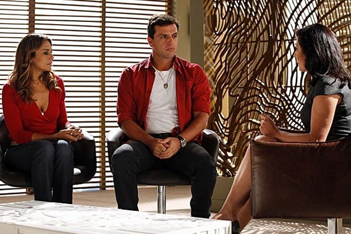 Théo vai a público acusar Lívia de ser uma mentirosa