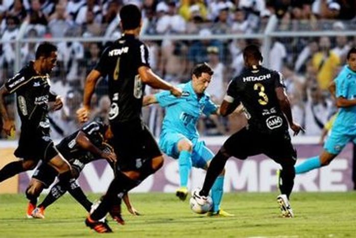 Com Neymar expulso e lesão de árbitro, Ponte bate Santos e segue líder