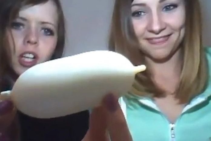 Jovens tomam sorvete vendido dentro de 'camisinha' no Japão