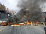 Moradores bloqueiam Avenida Rotary