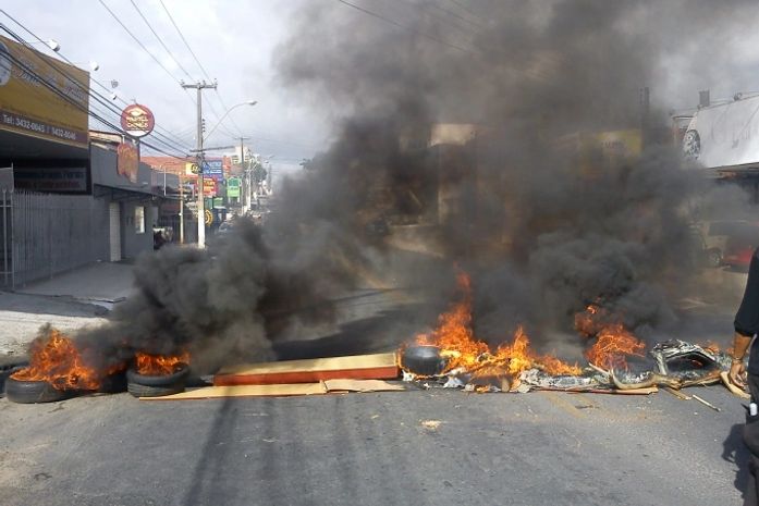 Moradores bloqueiam Avenida Rotary