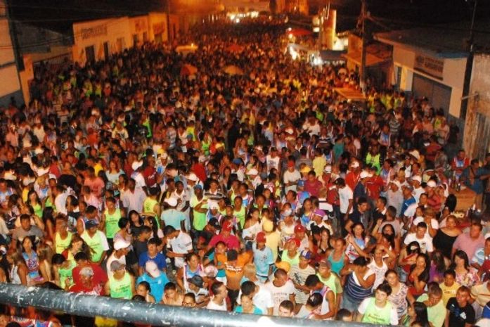 Ressaca de Carnaval arrasta multidão de foliões em Lagoa da Canoa