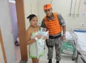 A mãe, Andressa, o bebê Artur e o soldado Fabrício
