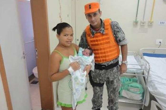 A mãe, Andressa, o bebê Artur e o soldado Fabrício