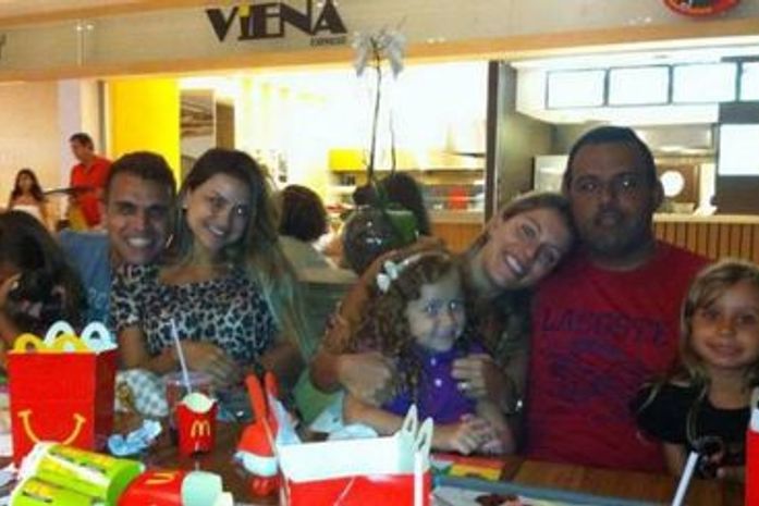 Cacau Cotta,à direita, com mulher e filhas