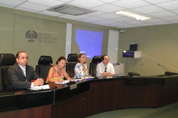Semana de combate à exploração sexual é tema de reunião