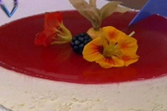 Veja como preparar doce que imita cheesecake e leva gelatina na receita
