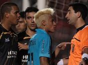 Árbitro relata tapa e 'chute baixo' e complica Neymar