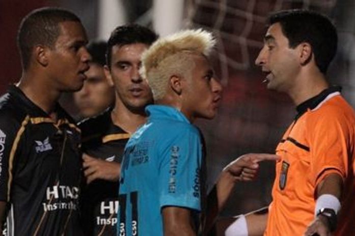 Árbitro relata tapa e 'chute baixo' e complica Neymar