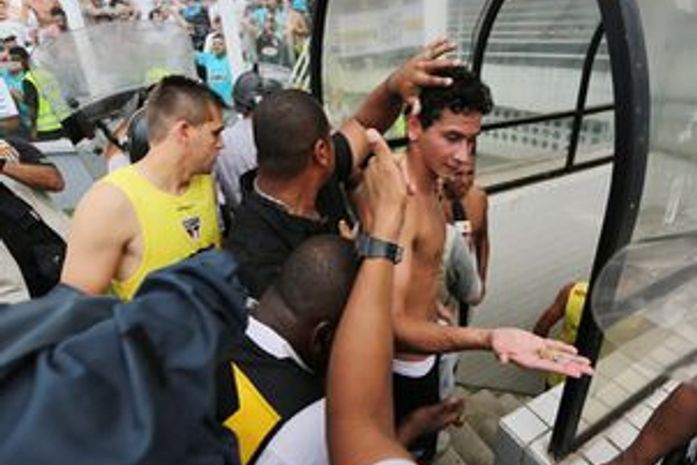 Por 'chuva de moeda', Santos perde mando e não encara o Corinthians na Vila