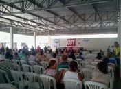 Servidores participam de assembleia para decidir greve