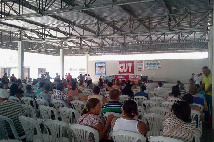 Servidores participam de assembleia para decidir greve