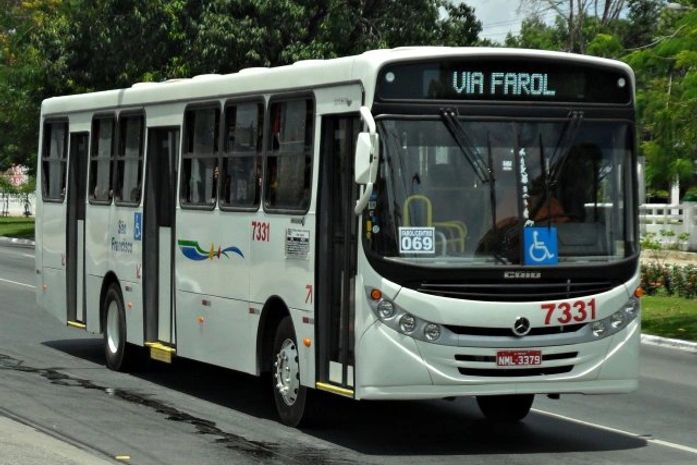 Dupla invade ônibus da empresa São Francisco e assalta passageira
