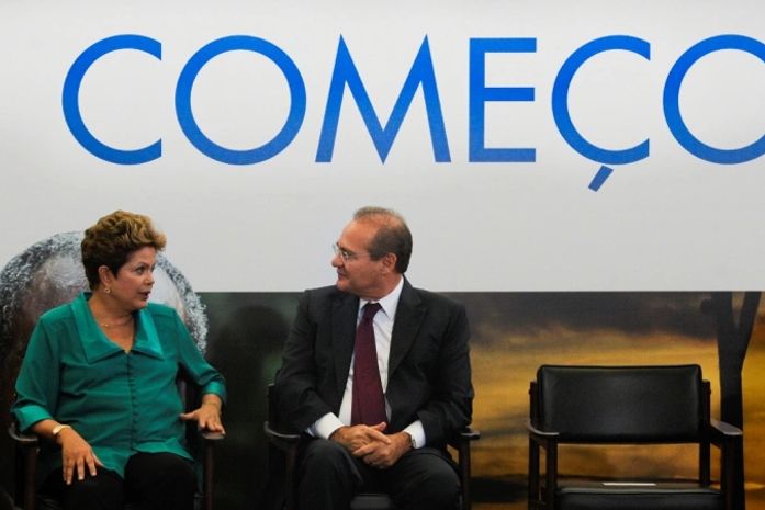 Ao lado da presidente Dilma, Renan participou de cerimônia no Palácio