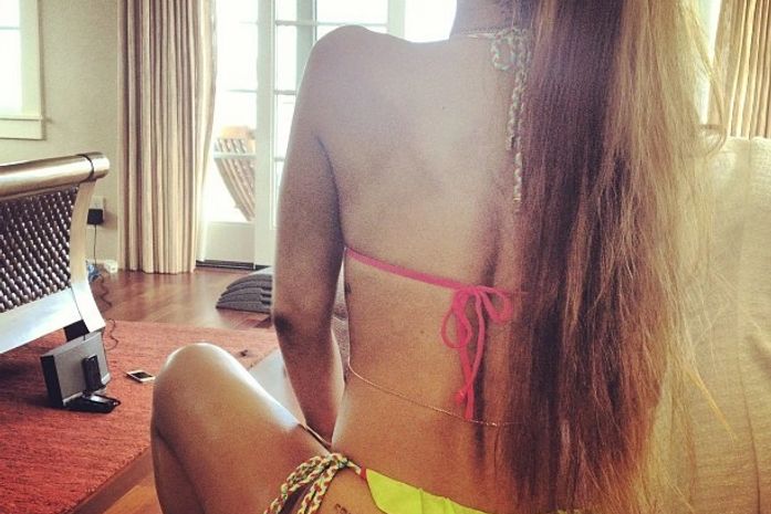 No dia de seu aniversário, Rihanna aparece com cigarro suspeito em foto