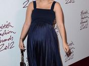 Lily Allen se constrange após leite materno vazar em público