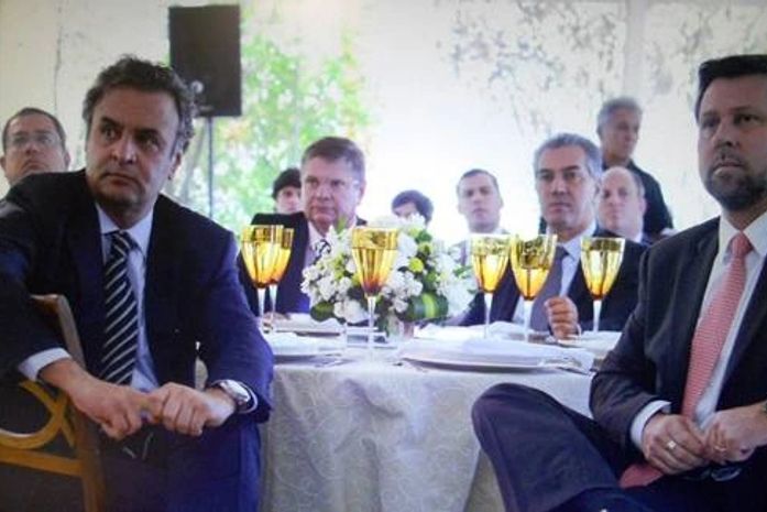 Dep. Alexandre Vilela acompanha a apresentação junto com o líder do partido,
dep. Carlos Sampaio, e o senador Aécio Neves