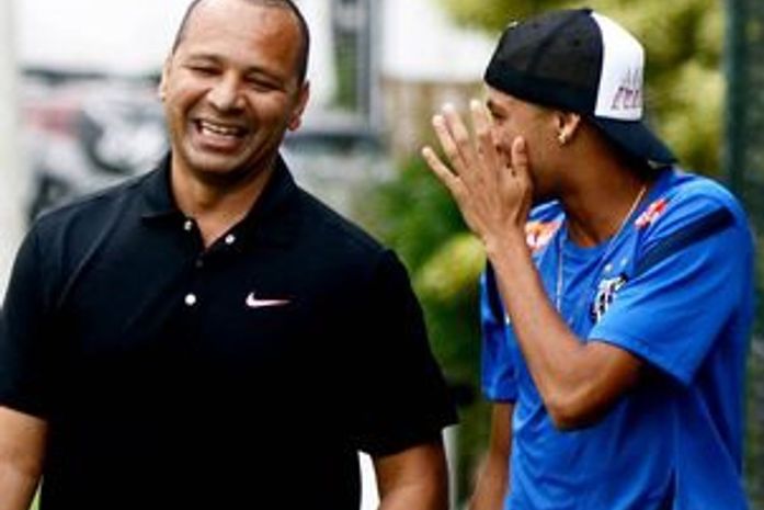 Pai de Neymar confirma propostas da Europa e se diz feliz com interesse