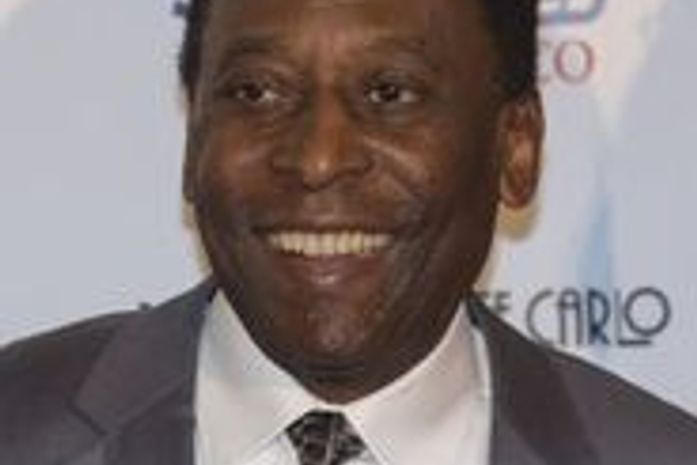 Pelé diz que Neymar é "jogador comum" na seleção e pensa mais no cabelo