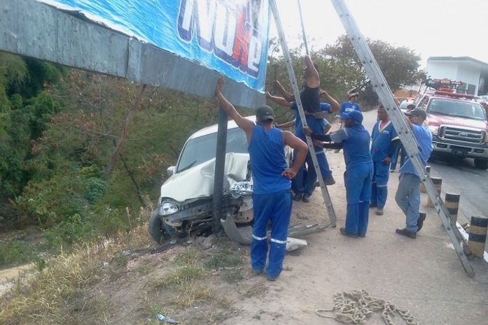 Veículo ficou com a frente destruída