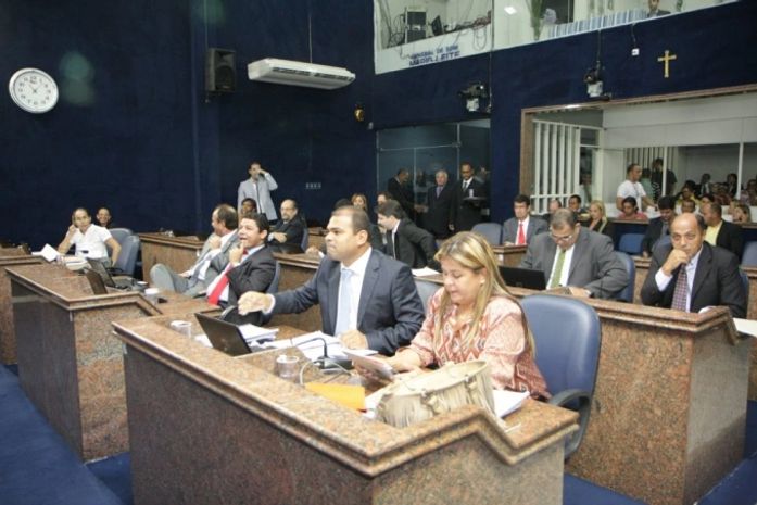 Vereador diz que aumento de passagem de ônibus é “um roubo, um assalto”