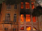 Incêndio destrói prédio histórico no Recife