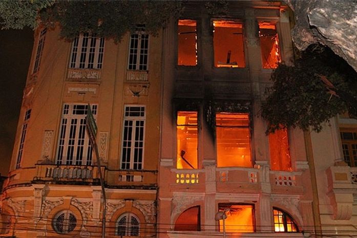Incêndio destrói prédio histórico no Recife