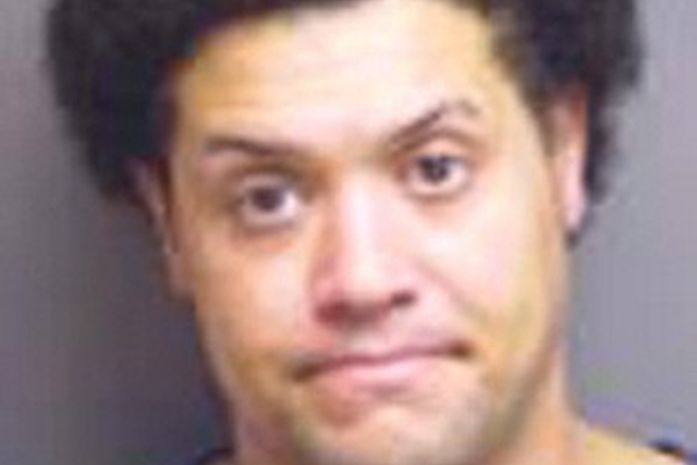 Casal briga após discussão sobre coçar os testículos no jantar