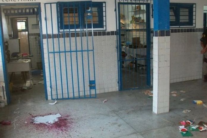 Vândalos invadem escola pública e destroem portas e merenda