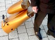 Incrível: Conheça a moto que vira mala!