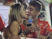 Romarinho conversa ao pé do ouvido com a ginasta Gabriella Soares no Carnaval