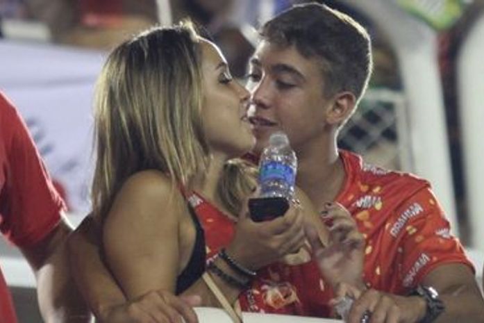 Romarinho conversa ao pé do ouvido com a ginasta Gabriella Soares no Carnaval