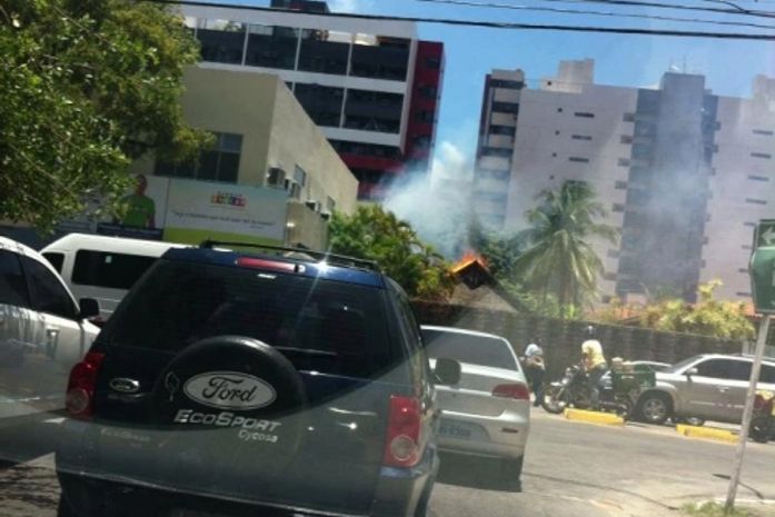 Incêndio atinge área de lazer em residência e assusta moradores
