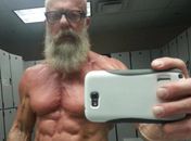 Foto de homem 'sarado' aos 60 anos faz sucesso na internet