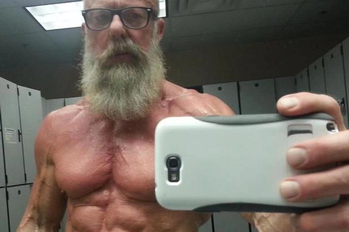 Foto de homem 'sarado' aos 60 anos faz sucesso na internet