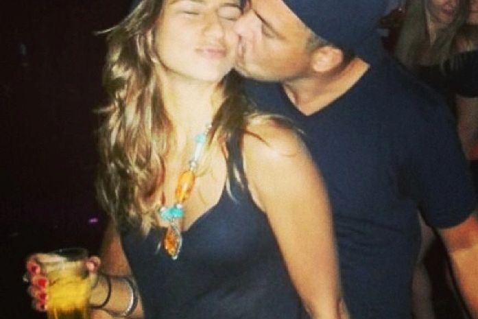 Namorada de Ronaldo posta foto de beijo: 'Existe amor em SP'