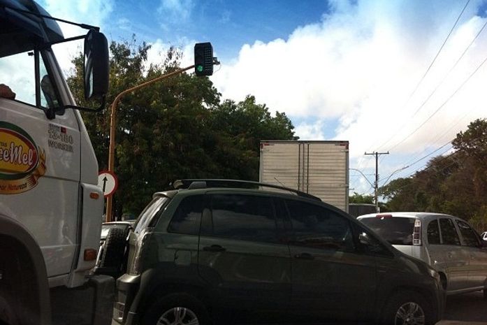 Congestionamento atingiu Av. Fernandes Lima
