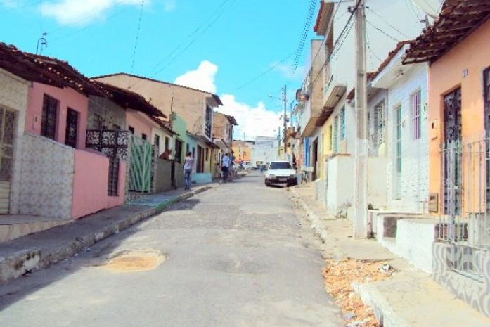 Homem não responde pergunta de ocupantes de carro e é morto