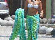 Paloma Bernardi exibe boa forma de biquíni em praia do Rio