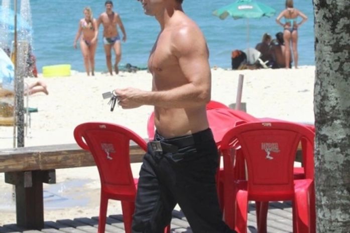 Sem camisa, Murilo Rosa participa de gravação de 'Salve Jorge'