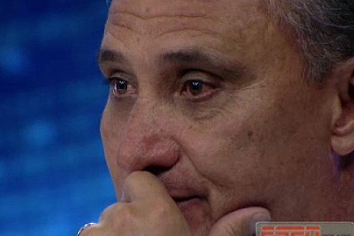 Tite chorando na coletiva pós jogo, ao saber da morte do garoto.