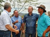 Teotonio, prefeito Luizinho e Renan conversam com pequeno produtor rural