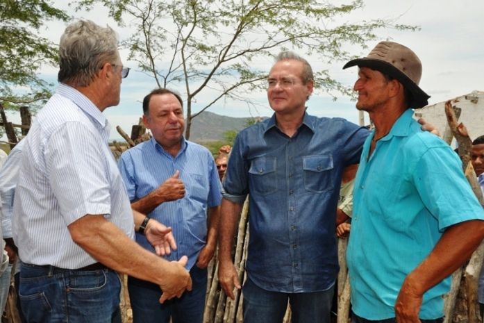 Teotonio, prefeito Luizinho e Renan conversam com pequeno produtor rural