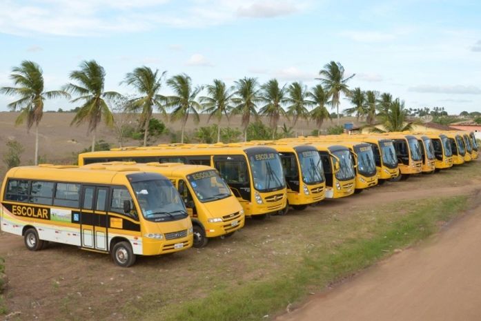 Prefeitura de Limoeiro de Anadia faz a entrega de 14 ônibus escolares