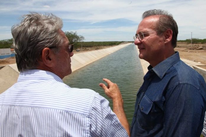 Renan (à dir) visitou obras do Canal do Sertão com o governador Teotonio
