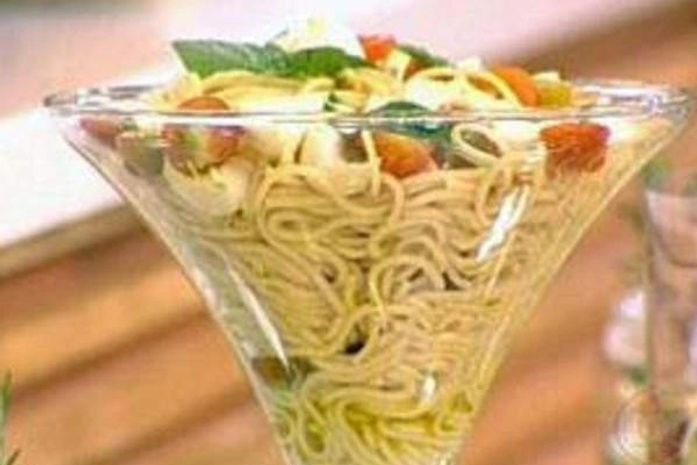 Salada de macarrão com mussarela de búfala e tomate é ótima pedida
