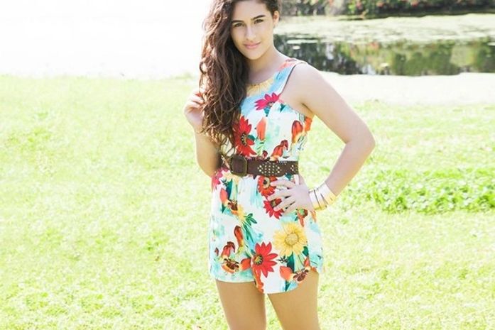 Prestes a estrear em novela, Lívian Aragão mostra que cresceu em fotos