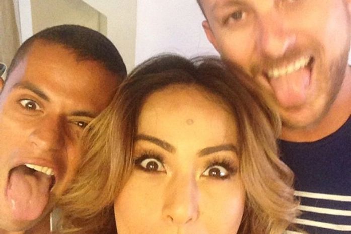 Sabrina Sato acorda cedo para gravar e, animada, faz careta com equipe