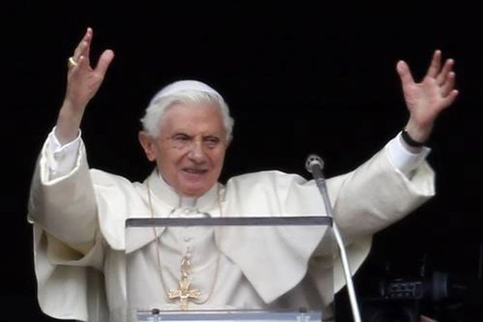 Na última missa Papa Bento XVI diz que continuará servindo à Igreja