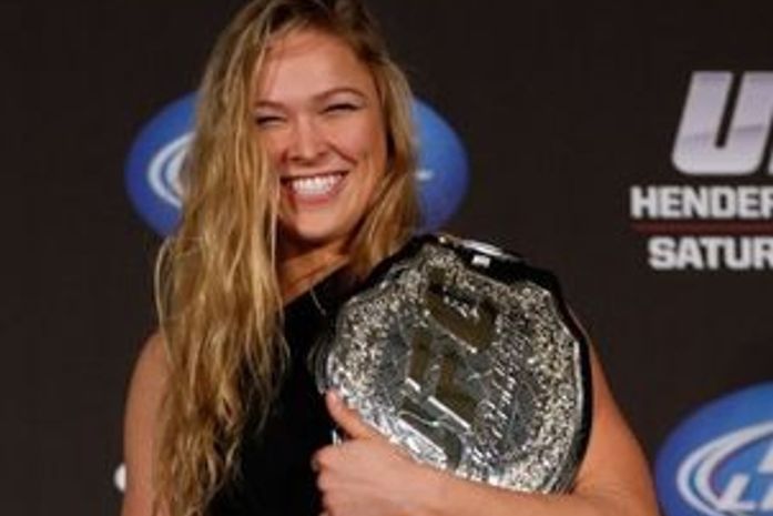 Ronda leva susto, mas finaliza Carmouche e faz história no UFC 157